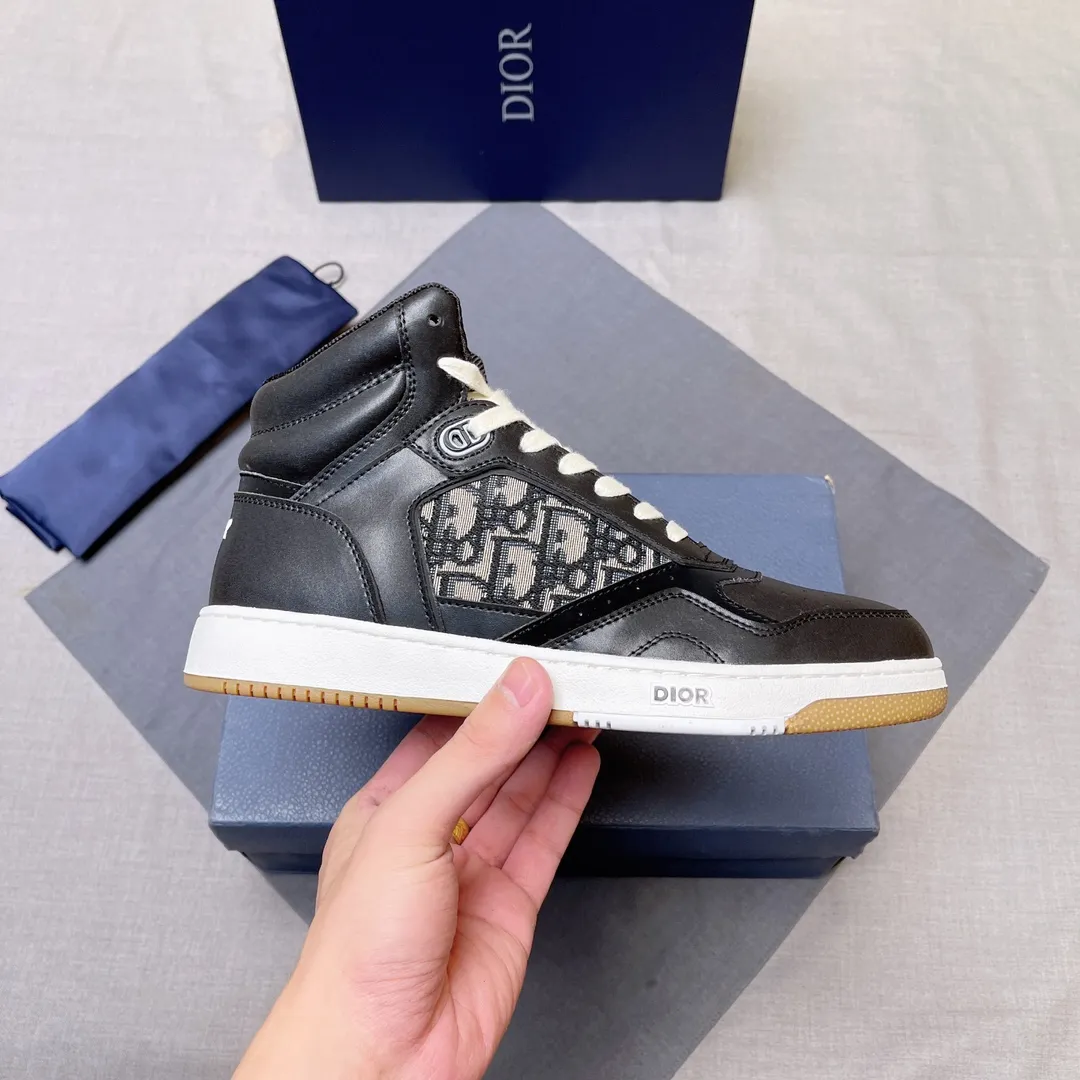 p440 "Dio*" mid-top B27 casual sneakers. This B27 high-top sneaker is a new product in the series and continues Di*r's classic style. Crafted from gray and white smooth calf leather with beige and black Oblique print panels on the sides. The "CD Icon" shaped shoelace eyelets are clever and delicate, and the two-color rubber sole, rear collar and heel are all equipped with the brand's iconic details to enhance the style. Oblique printed straps at the ankle allow for an adjustable fit to complement the overall design. Fashionable and versatile, it can complement any look. Create an exquisite design with unique dynamic vitality and modern atmosphere, presented in low-top and high-top styles. This new must-have shoe adds a new dimension to Dior's archive heritage, embodying modern elegance. Purchase the original version and make it 1:1. If you need top quality, please come to me! Male 38-44! No. 067